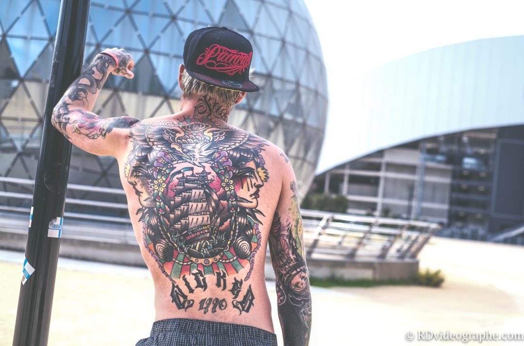 Homme dos tatouage