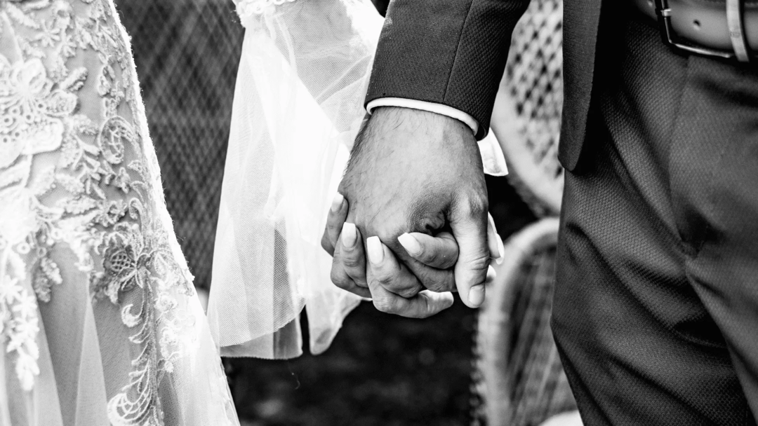 Focus sur les mains entrelacés des mariés